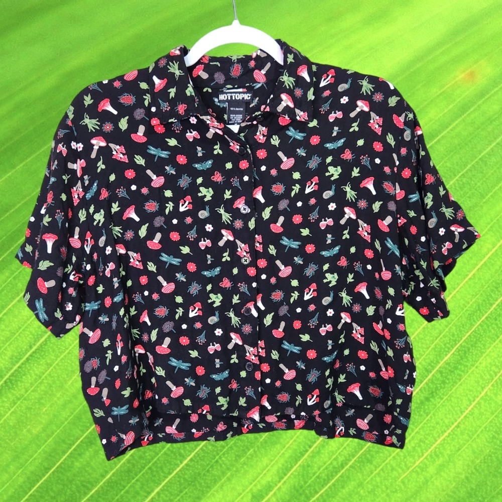 Hot Topic Mushroom Print Boxy Cropped Button Up Size Medium